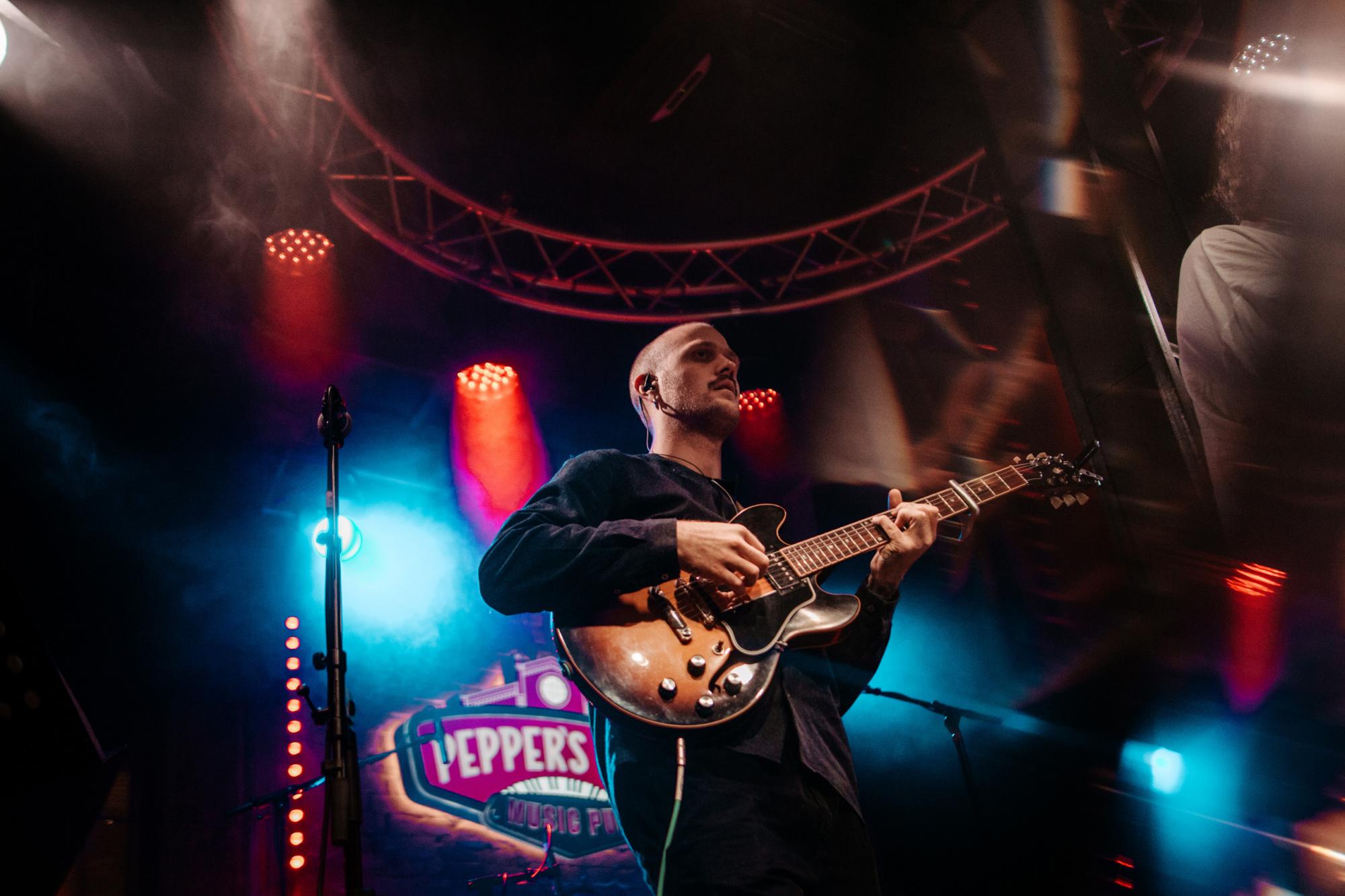 Участник команды Нади Дорофеевой внезапно выпустил сольный альбом